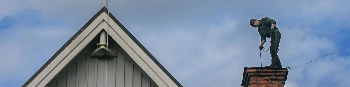 Sotare i arbete på en skorsten