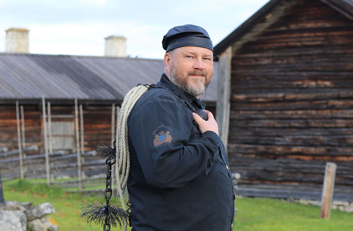 Anders Ekman, platschef på Sotarbolaget i Jämtland, med sotarrep över axeln