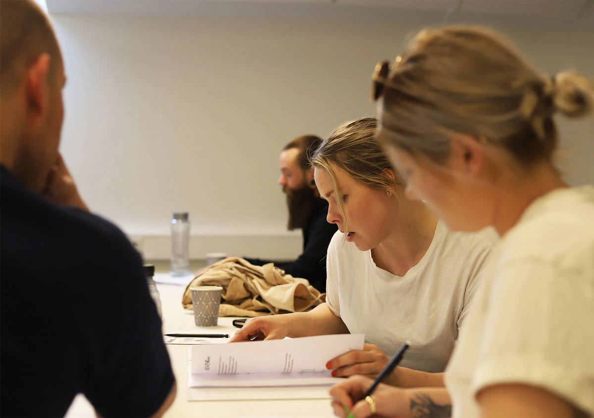 Kursdeltagare under en teorilektion på SoVent Academy